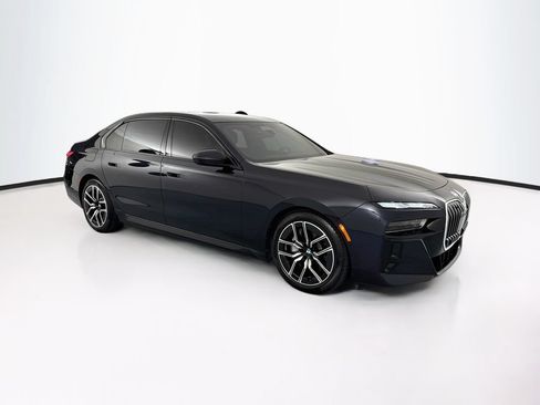 Used 2023 BMW i7 xDrive60 w/ Executive Package 2 AWD/4WD image 3