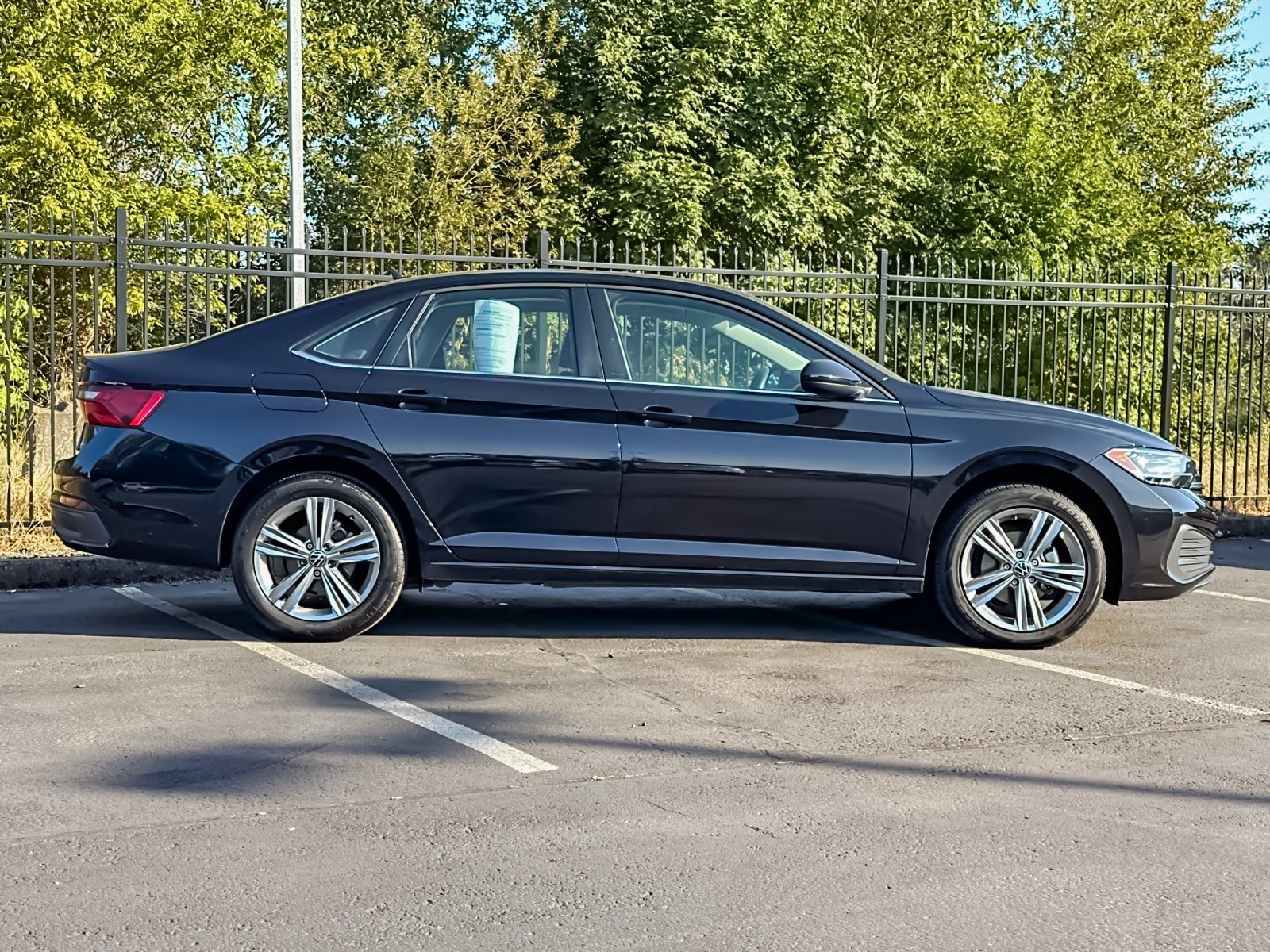 Used 2024 Volkswagen Jetta SE FWD image 3