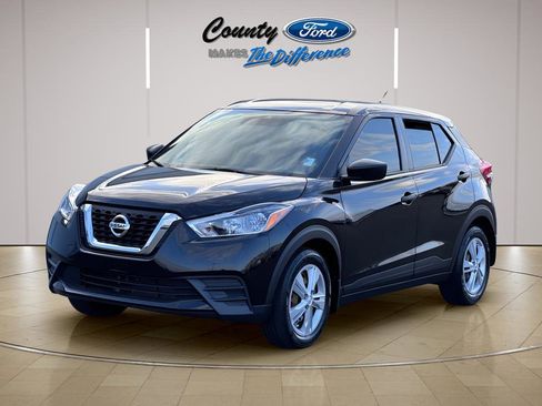 Used 2020 Nissan Kicks S image 2