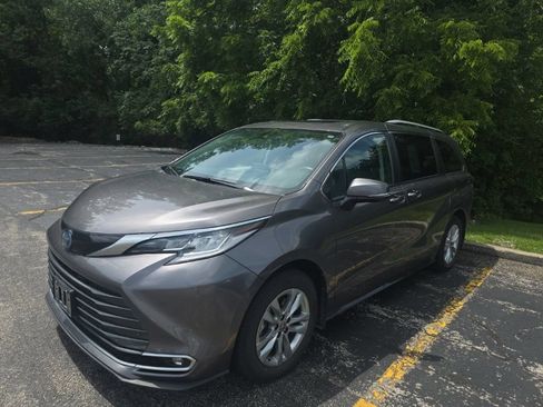 Used 2023 Toyota Sienna Limited AWD/4WD image 1