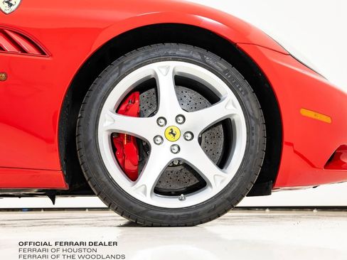 Used 2010 Ferrari California RWD image 23