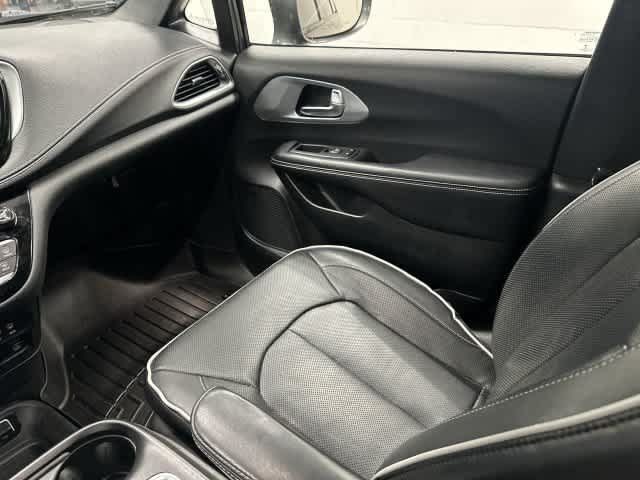 Used 2020 Chrysler Pacifica Limited FWD image 13