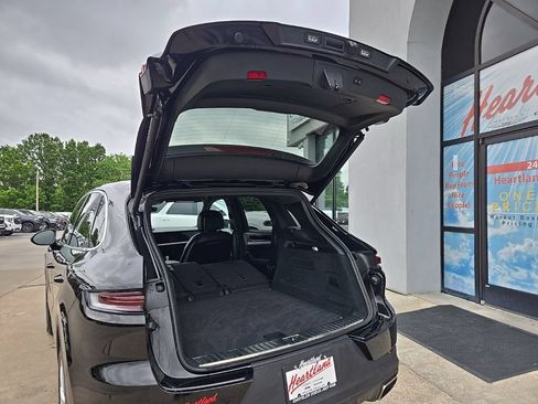 Used 2024 Porsche Cayenne w/ Premium Package AWD/4WD image 92