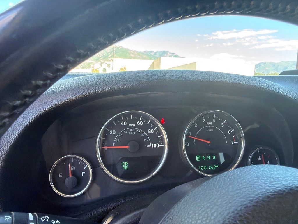 Used 2014 Jeep Wrangler Unlimited Rubicon w/ Connectivity Group AWD/4WD image 16