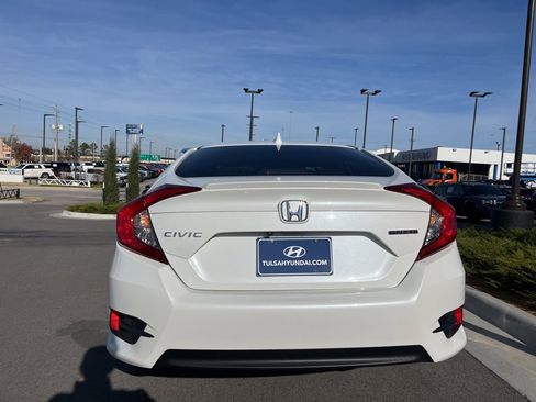 Used 2017 Honda Civic Touring image 6