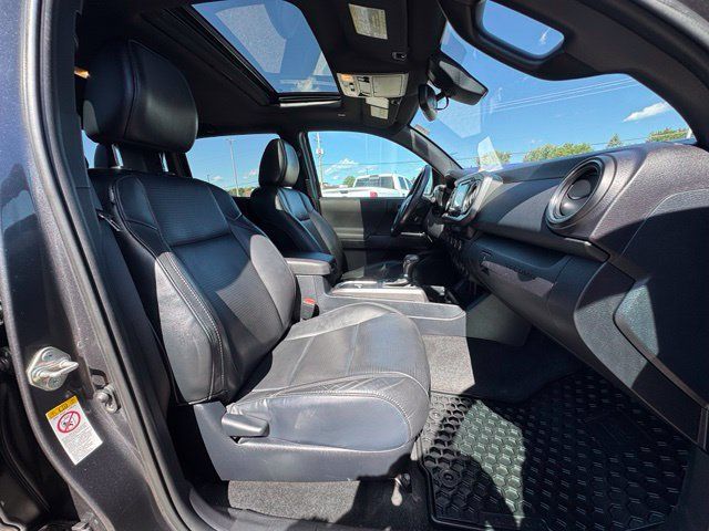 Used 2019 Toyota Tacoma SR5 AWD/4WD image 12