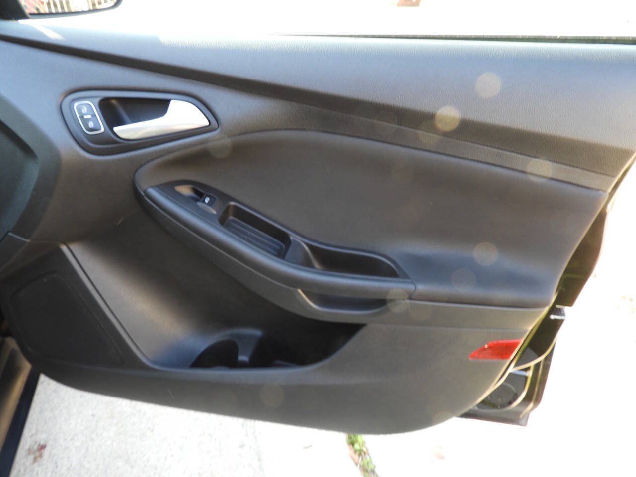 Used 2018 Ford Focus SE w/ Cold Weather Package FWD image 31