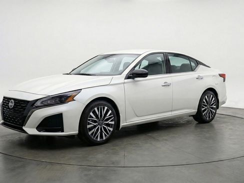 Used 2025 Nissan Altima 2.5 SV FWD image 3