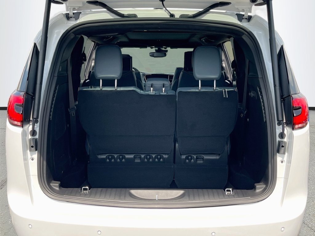 New 2027 Chrysler Pacifica Pinnacle w/ Theater Group FWD image 26