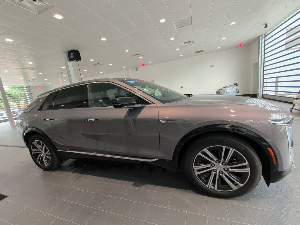 Used 2024 Cadillac Lyriq Luxury AWD/4WD image 2