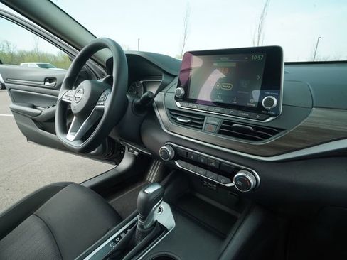 Used 2025 Nissan Altima 2.5 SV image 32