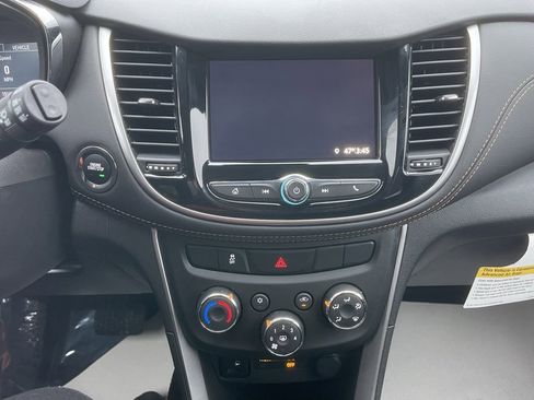 Used 2022 Chevrolet Trax LT w/ LT Convenience Package image 16