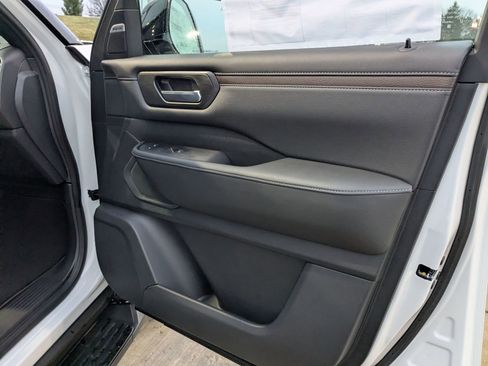 New 2026 Nissan Armada SL w/ Captain's Chari Seat Package image 32