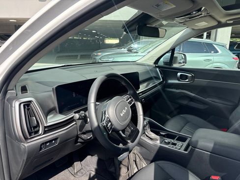 Used 2025 Kia Sorento EX w/ Panoramic Sunroof Package FWD image 12