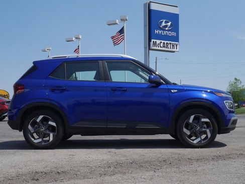 Used 2025 Hyundai Venue Limited FWD image 11