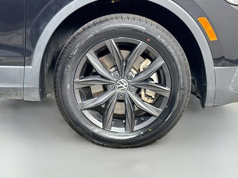 Used 2024 Volkswagen Tiguan SE AWD/4WD image 32
