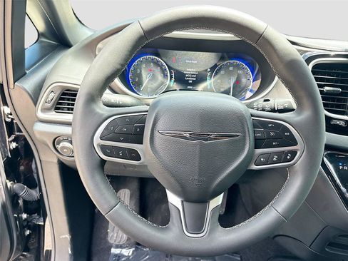 Used 2025 Chrysler Pacifica Select FWD image 11
