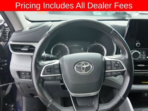 Used 2023 Toyota Highlander XLE AWD/4WD image 3