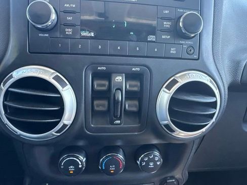 Used 2015 Jeep Wrangler Unlimited Sahara w/ Connectivity Group AWD/4WD image 17
