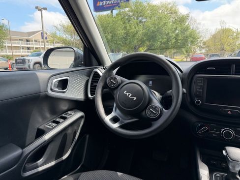 Used 2025 Kia Soul LX w/ LX Technology Package FWD image 32