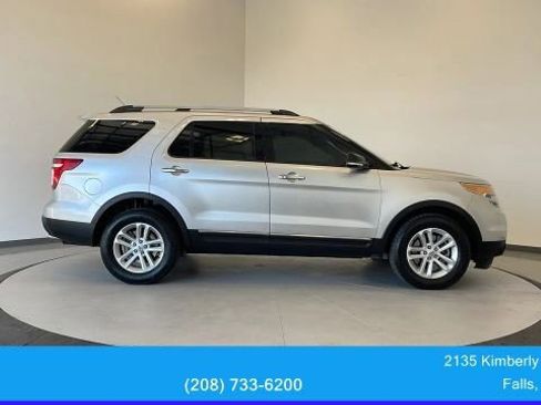 Used 2015 Ford Explorer XLT w/ Equipment Group 202B AWD/4WD image 8