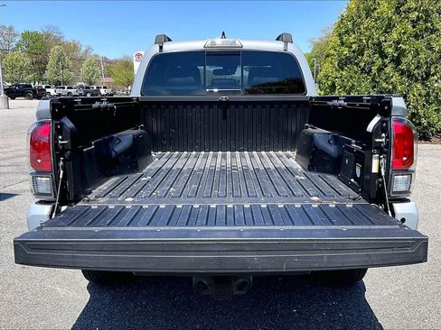 Used 2019 Toyota Tacoma TRD Sport w/ TRD Premium Sport Package AWD/4WD image 31