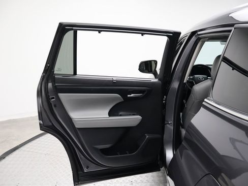 Certified 2024 Toyota Highlander XLE image 21