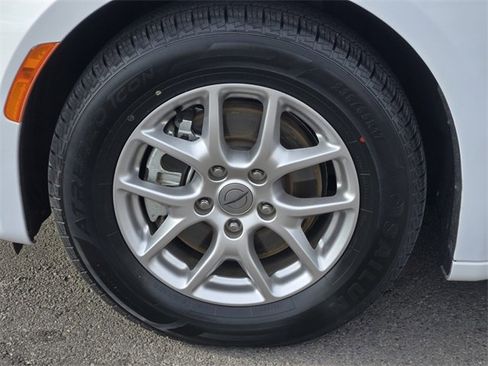 Used 2024 Chrysler Pacifica Touring-L image 9