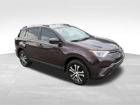Used 2018 Toyota RAV4 LE FWD image 8