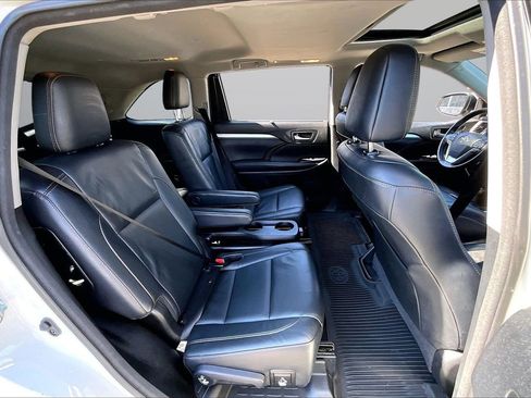 Used 2017 Toyota Highlander XLE w/ Protection Package #3 AWD/4WD image 25