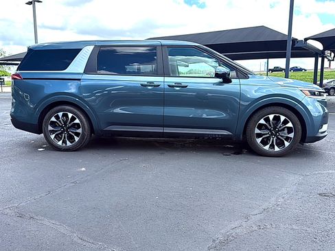 Used 2023 Kia Carnival EX image 4