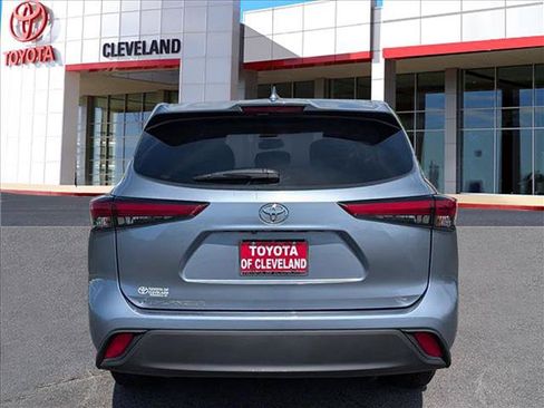 Used 2021 Toyota Highlander LE FWD image 6