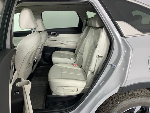 Certified 2025 Kia Sorento EX w/ Panoramic Sunroof Package AWD/4WD image 16
