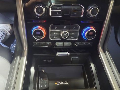 Used 2024 GMC Yukon XL Denali image 18