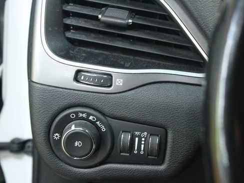 Used 2019 Jeep Cherokee Latitude w/ Cold Weather Group FWD image 15