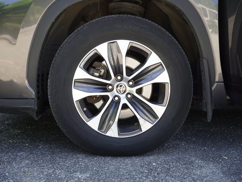 Used 2023 Toyota Highlander XLE AWD/4WD image 11