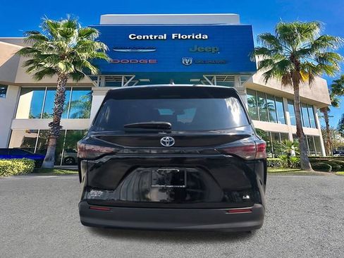 Used 2025 Toyota Sienna LE FWD image 6