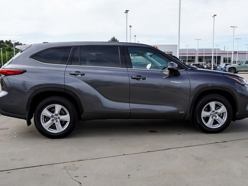 Used 2021 Toyota Highlander LE AWD/4WD image 9
