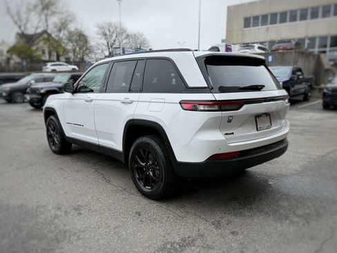 Used 2025 Jeep Grand Cherokee Altitude AWD/4WD image 12