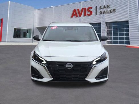 Used 2025 Nissan Altima 2.5 SV FWD image 2