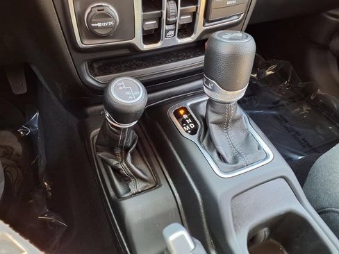 Used 2025 Jeep Wrangler Unlimited Sahara AWD/4WD image 11