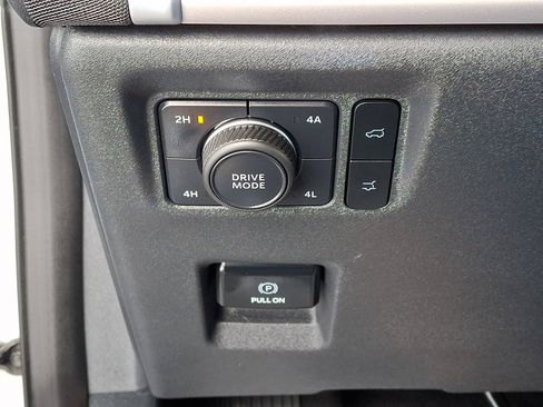 Used 2025 Ford Expedition Active image 28