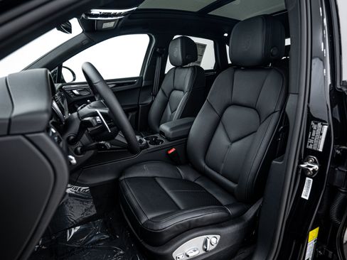 Certified 2025 Porsche Macan image 5