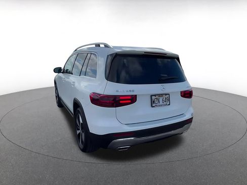 Used 2025 Mercedes-Benz GLB 250 4MATIC image 9