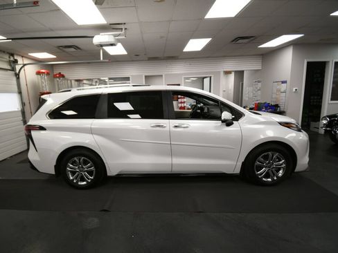 Certified 2023 Toyota Sienna Platinum AWD/4WD image 9