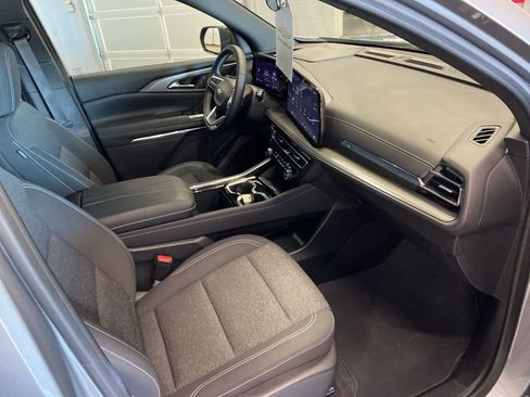 Used 2025 Chevrolet Traverse LT image 18