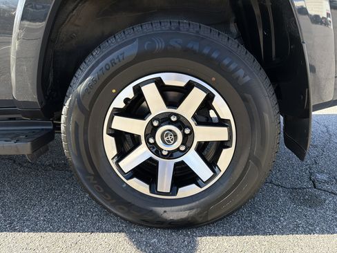 Certified 2024 Toyota 4Runner TRD Off-Road Premium image 32