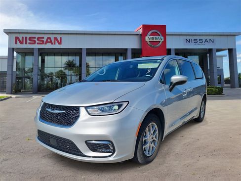 Used 2023 Chrysler Pacifica Touring-L image 10