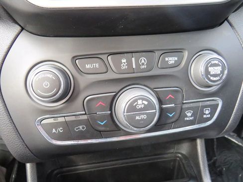 Used 2020 Jeep Cherokee Limited image 22