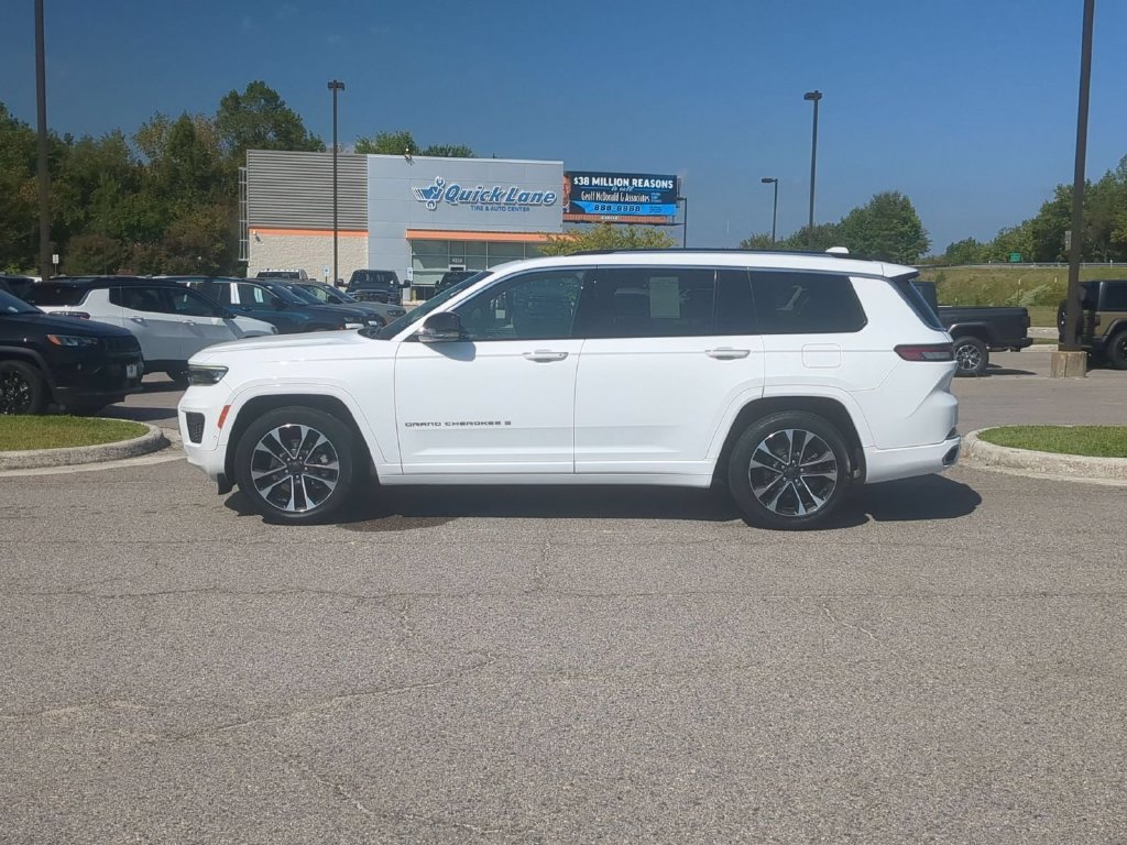 Certified 2022 Jeep Grand Cherokee L Overland w/ Luxury Tech Group IV AWD/4WD image 2